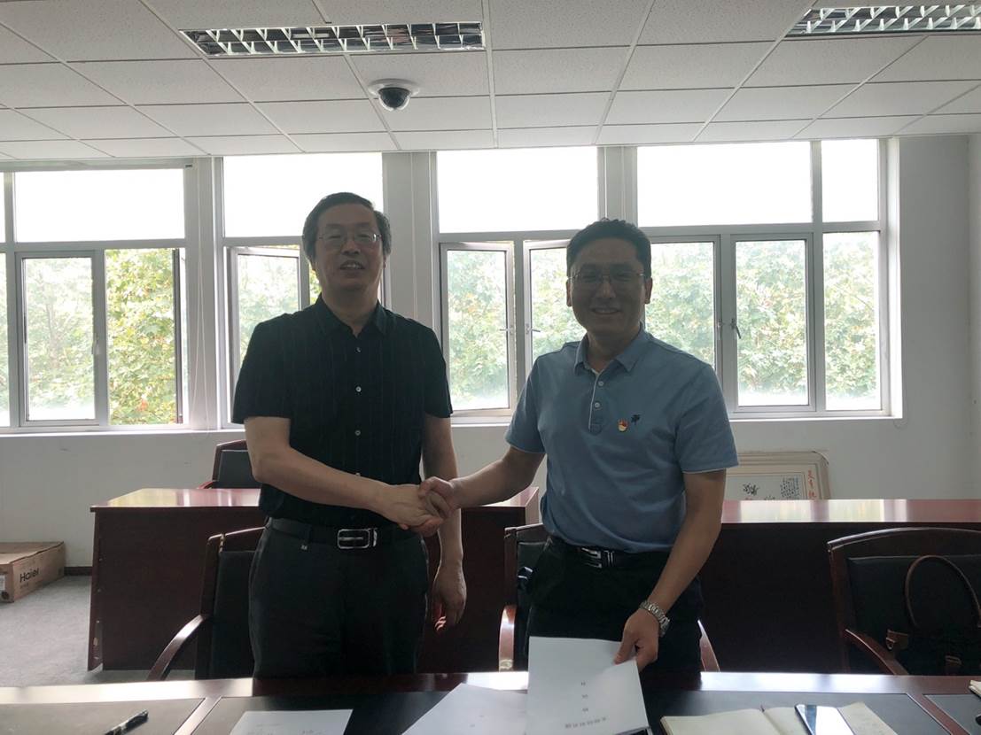 图片包含 人, 室内, 橱柜, 窗户描述已自动生成