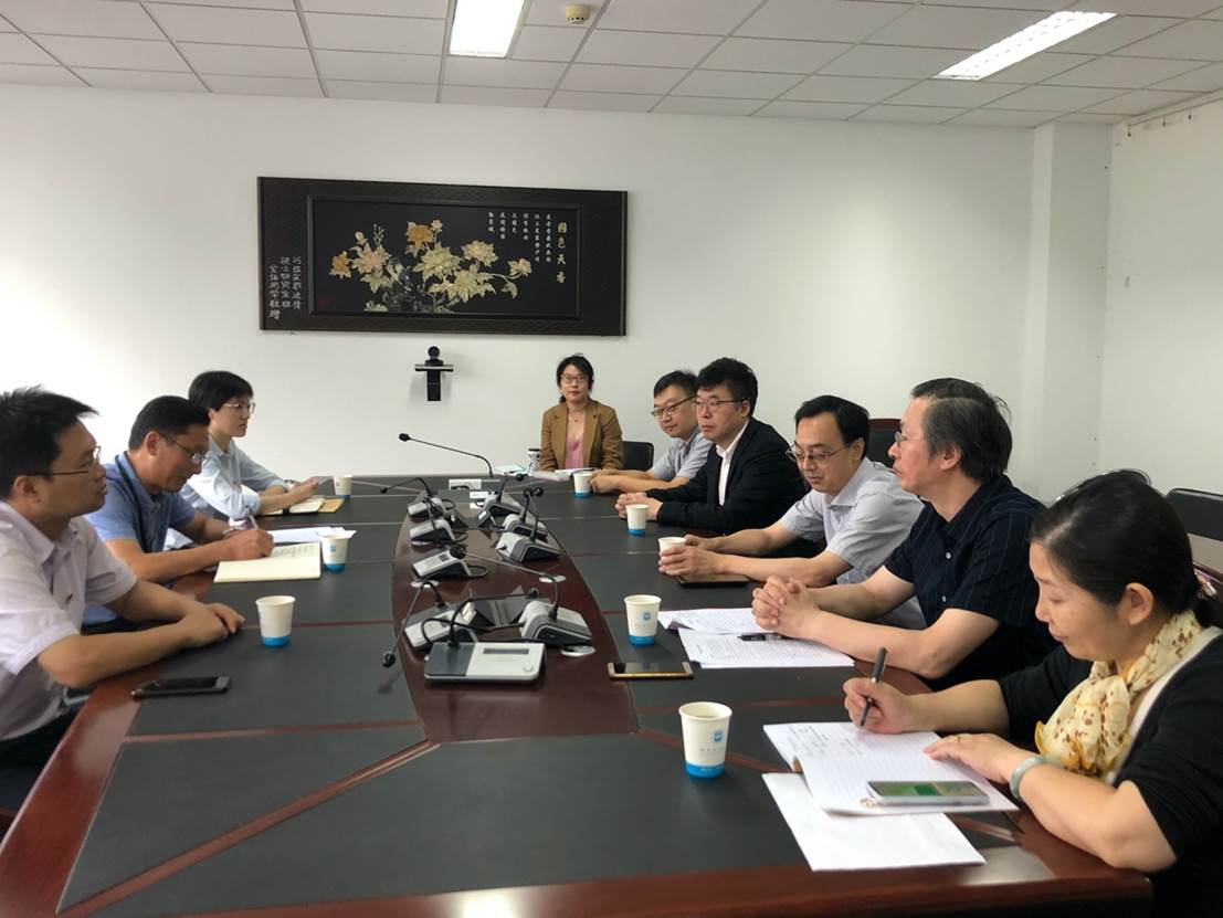 会议室里的人们描述已自动生成