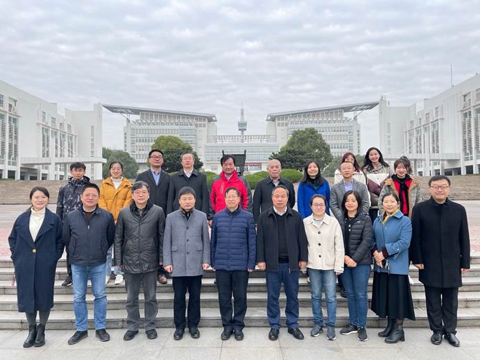 一群人站在建筑前合影描述已自动生成