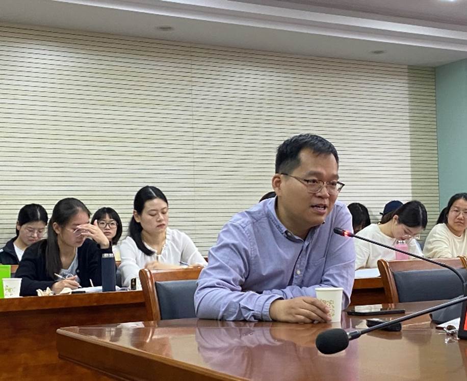 一群人坐在桌子前描述已自动生成