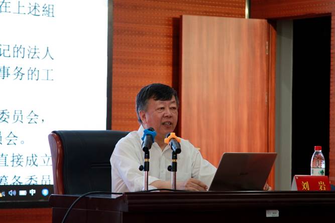 桌子上的电脑萤幕前的人中度可信度描述已自动生成