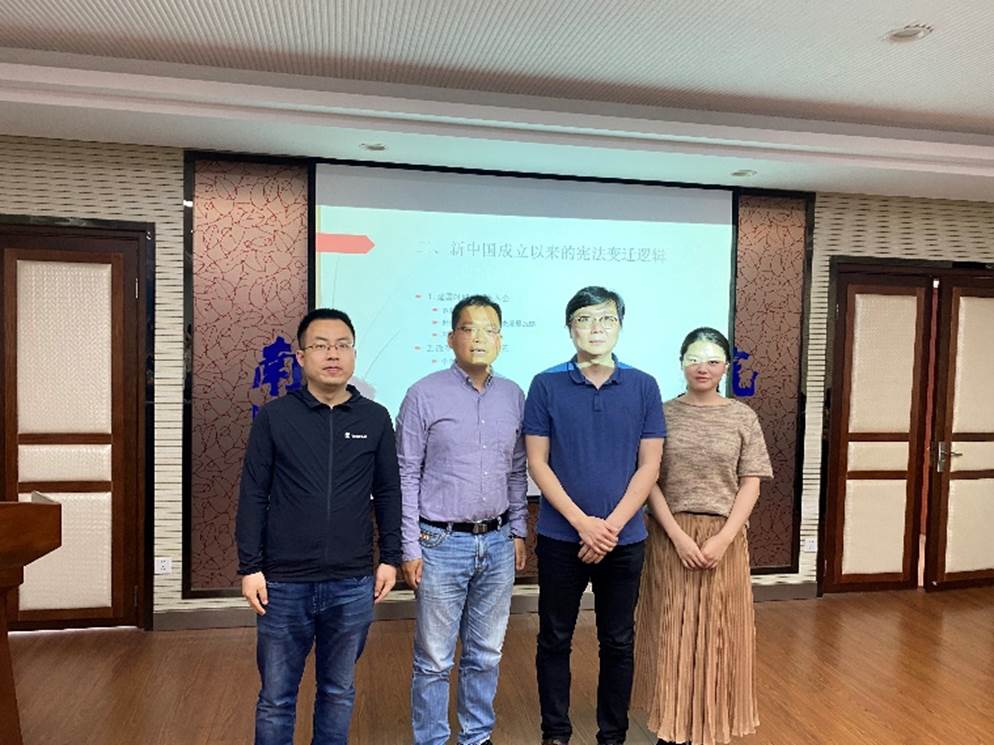 男子站在门前中度可信度描述已自动生成