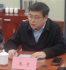 桌子上放着笔记本电脑前的人中度可信度描述已自动生成