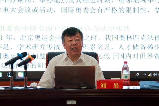 桌子上有男人的照片上写着字描述已自动生成