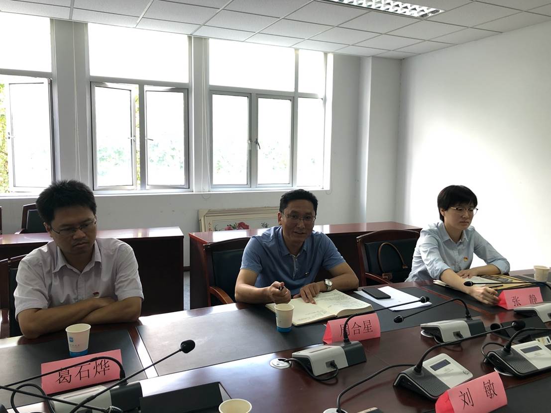 一群人坐在桌子前描述已自动生成