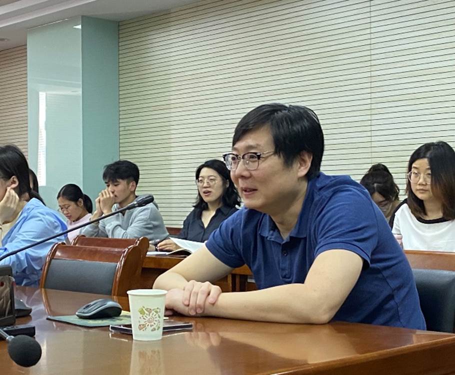 一群人围坐在桌子前描述已自动生成