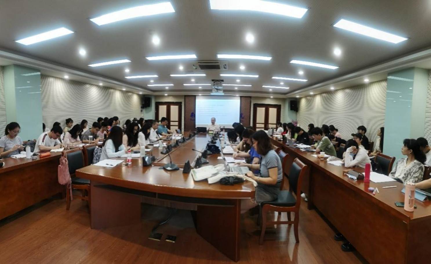 墙上挂着一幅画低可信度描述已自动生成