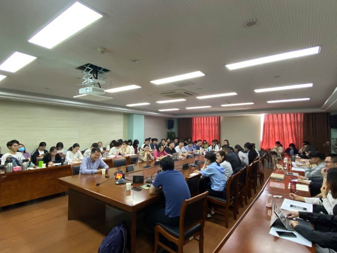 餐厅里的人们描述已自动生成